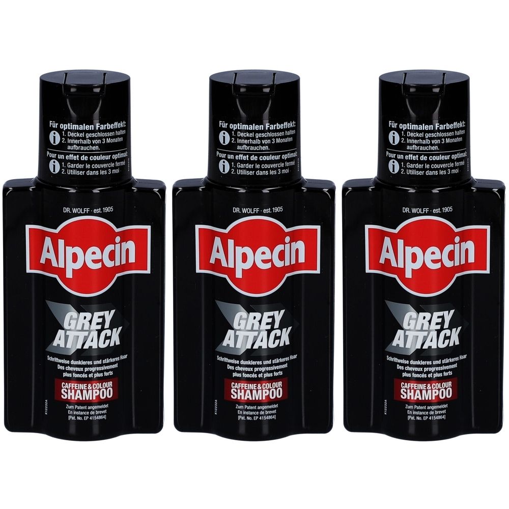 Trois flacons de shampooing noirs avec une étiquette rouge. Inscription : Alpecin Grey Attack Caffeine & Color Shampoo.