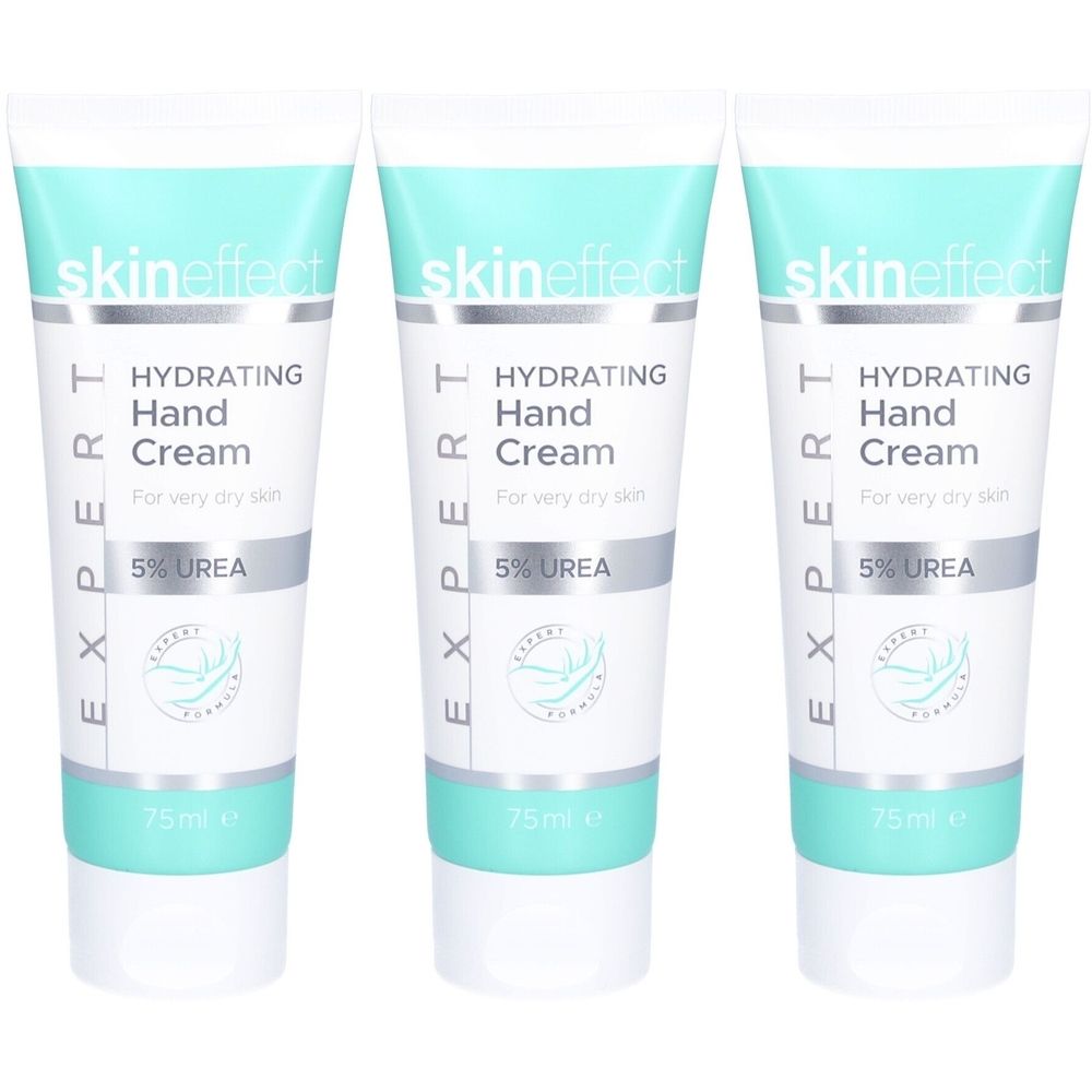Trois tubes de crème pour les mains. Blancs, avec bouchon bleu clair et texte. Inscription : Hydrating Hand Cream, 5% Urea.