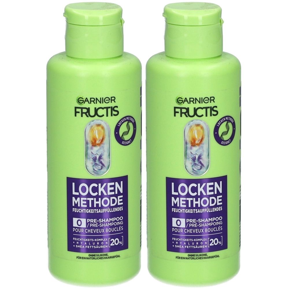Zwei grüne Flaschen mit grünen Deckeln. Aufschrift: GARNIER FRUCTIS, LOCKEN METHODE, Pre-Shampoo. Logo mit Blatt. Text in Deutsch und Französisch.