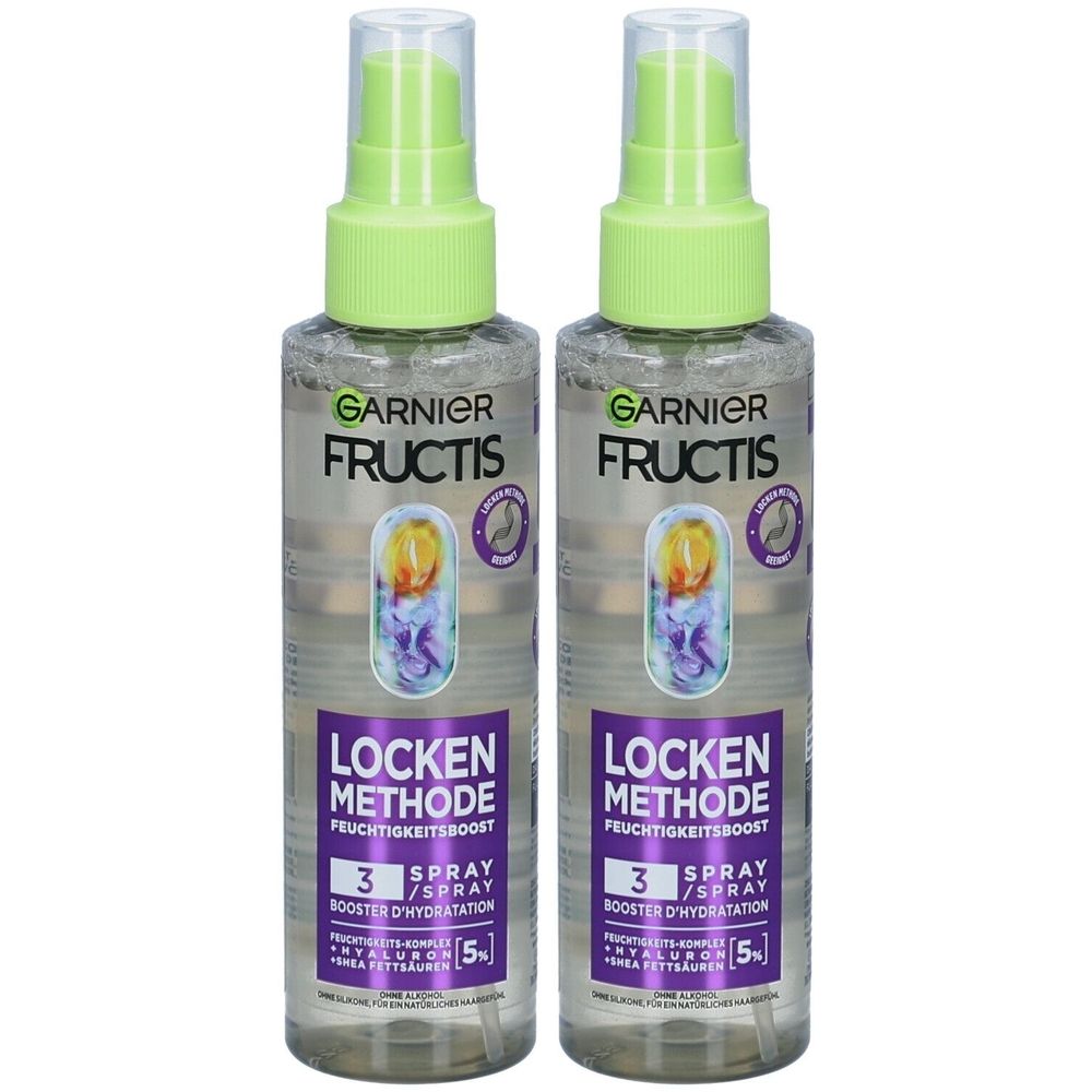Zwei Sprays von Garnier Fructis. Aufschrift: Locken Methode, Feuchtigkeitsboost. Grüne Sprühköpfe, transparente Flaschen.
