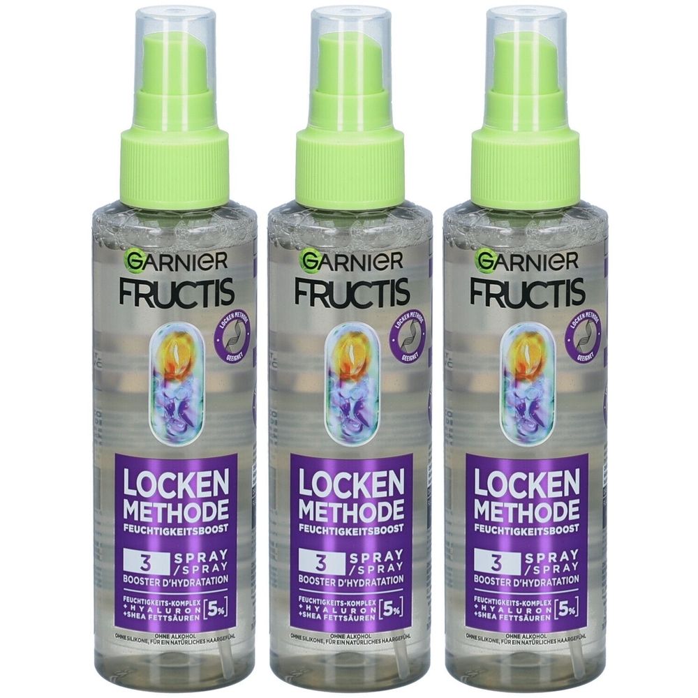 Drei Sprühflaschen mit grünem Deckel. Aufschrift: Garnier Fructis, Locken Methode, Feuchtigkeitsboost. Enthält Hyaluron und Sheabutter.