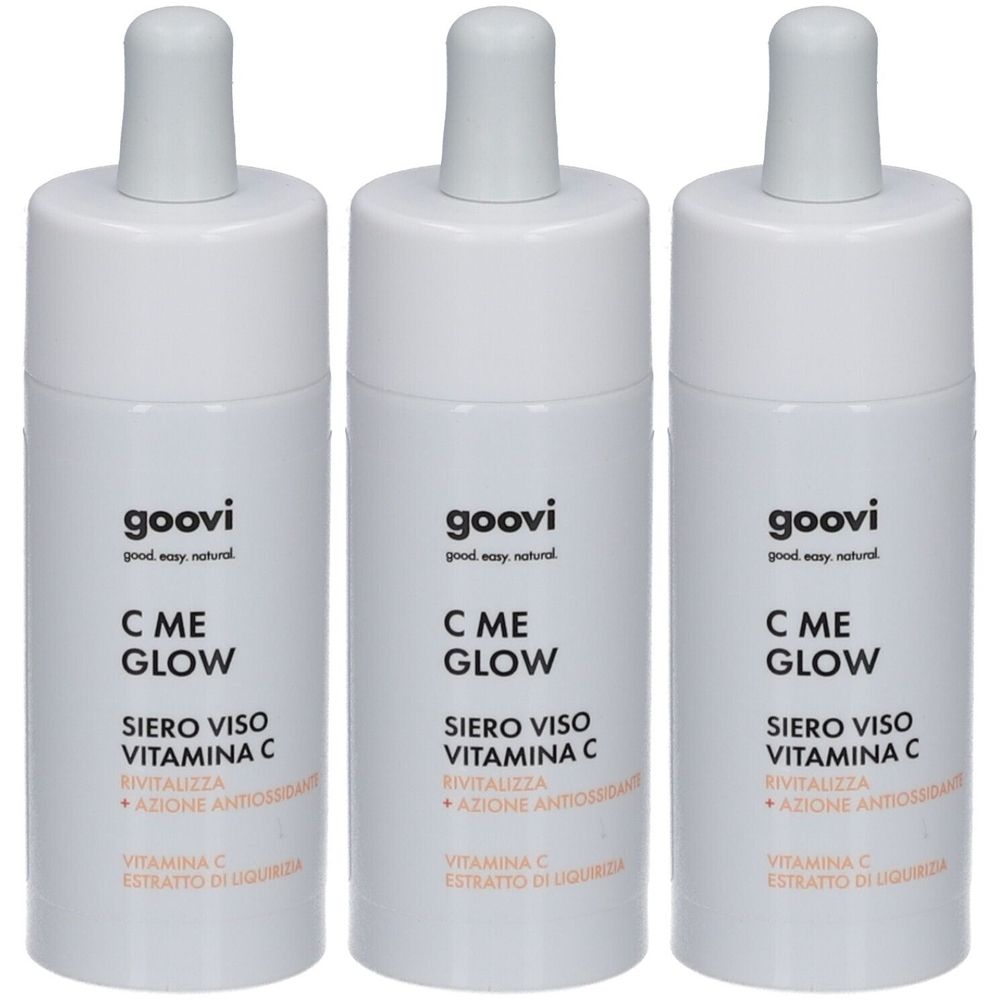 Trois flacons blancs avec bouchon doseur. Inscription : Goovi C Me Glow, vitamine C. Textes en italien et anglais.