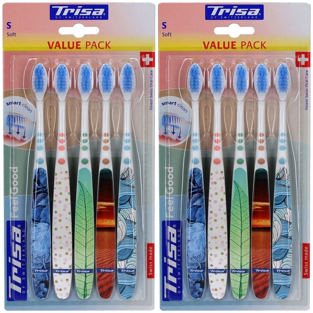 Zahnbürsten-Packung. Sechs Zahnbürsten mit blauen Borsten und farbigen Griffen. Marke Trisa, Aufschrift "Soft" und "Value Pack".