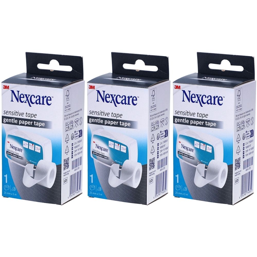 Trois boîtes de Nexcare Sensitive Tape. Rouleau de papier blanc dans une boîte. Inscription : sensitive tape, gentle paper tape.