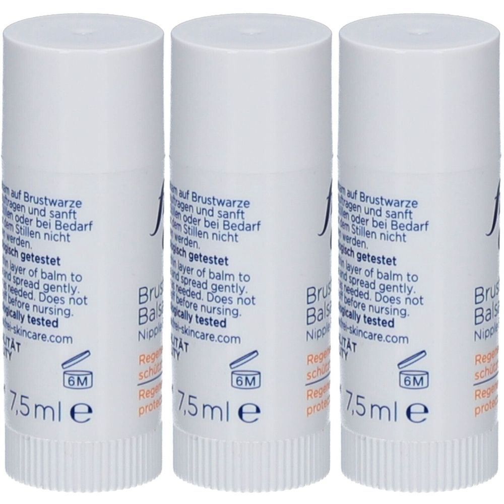 Trois bâtonnets blancs avec texte bleu. Inscription: Baume pour mamelons, 7,5 ml. Symbole 6M. Texte en allemand et anglais.