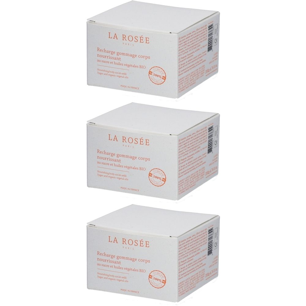 Trois boîtes blanches avec le logo LA ROSÉE et des informations en orange. Inscription : Recharge gommage corps nourrissant.