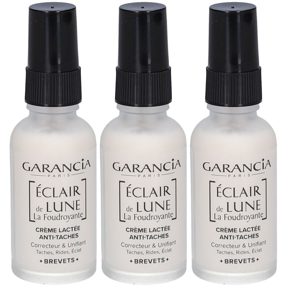 Drei Flaschen mit schwarzem Sprühkopf. Aufschrift: GARANCIA, ÉCLAIR de LUNE, Crème Lactée Anti-Taches. Korrektur & Vereinheitlichung.