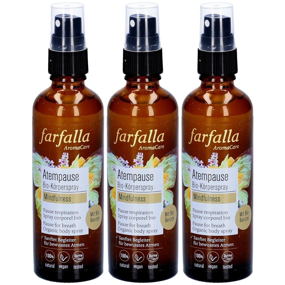 Trois flacons en verre brun avec vaporisateur. Inscription: farfalla AromaCare, Atempause Bio-Körperspray, Mindfulness. Vegan, testé.