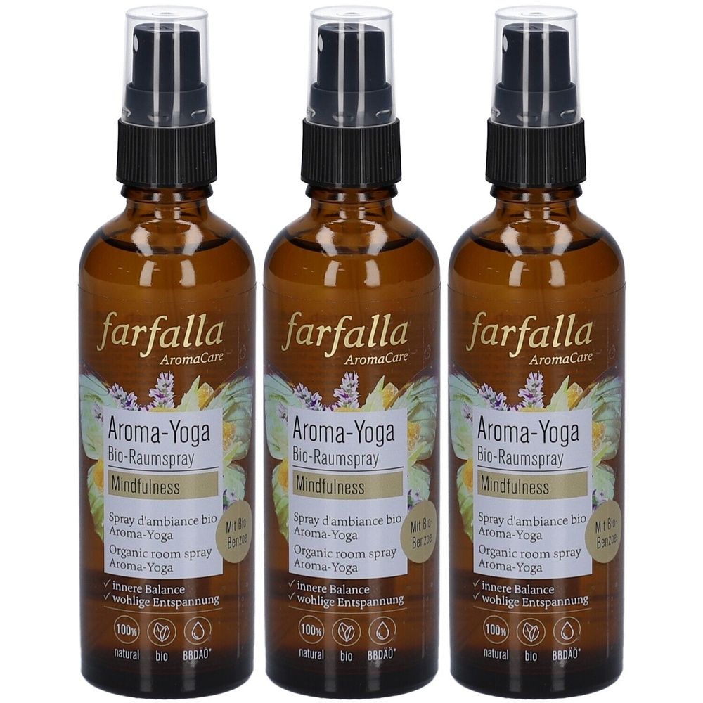 Drei braune Glasflaschen mit Sprühkopf. Aufschrift: farfalla Aroma-Yoga Bio-Raumspray Mindfulness. Mit Bio-Siegel.