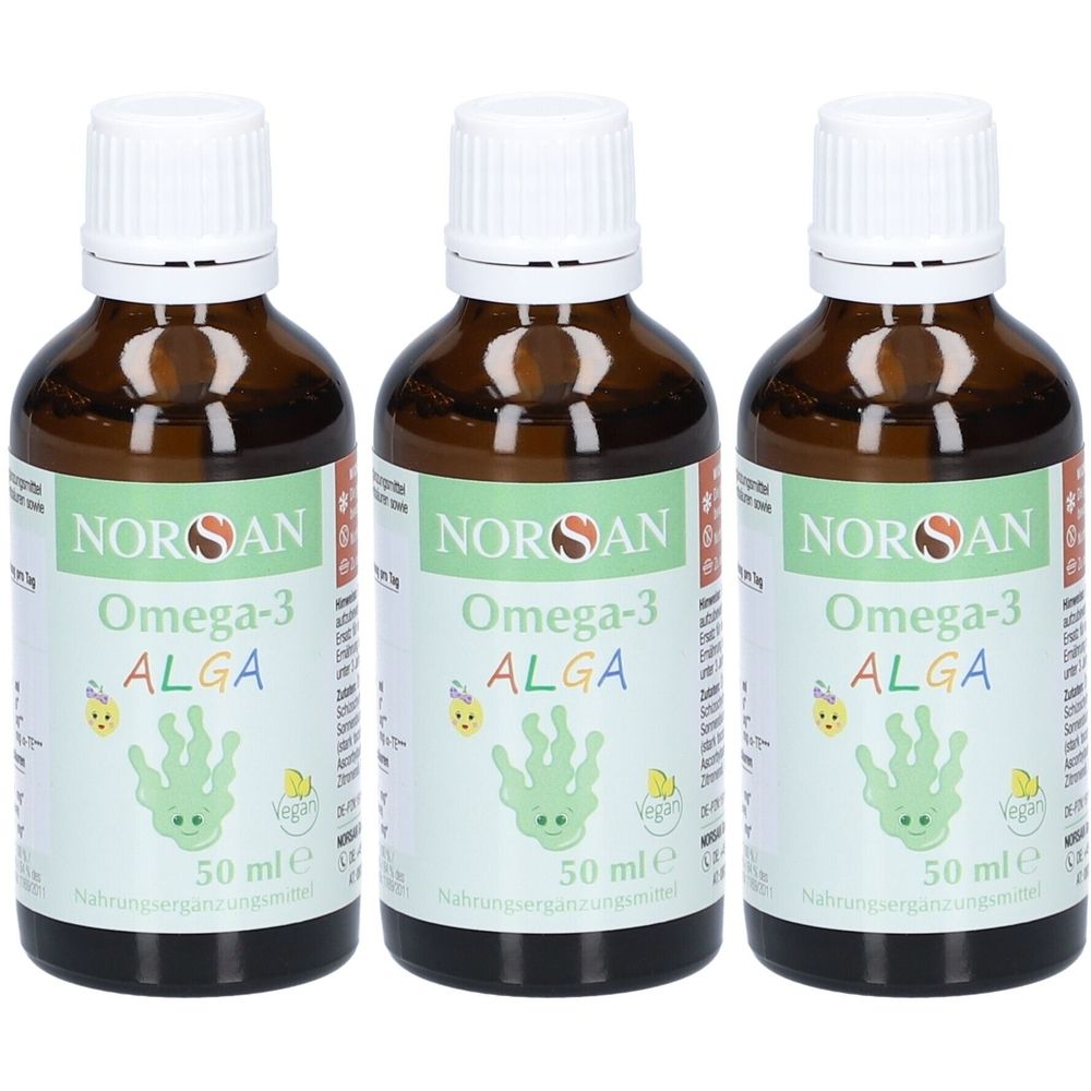 Drei braune Glasflaschen mit weißem Deckel. Auf den Etiketten steht "NORSAN Omega-3 ALGA" und "50 ml". Vegan-Siegel.