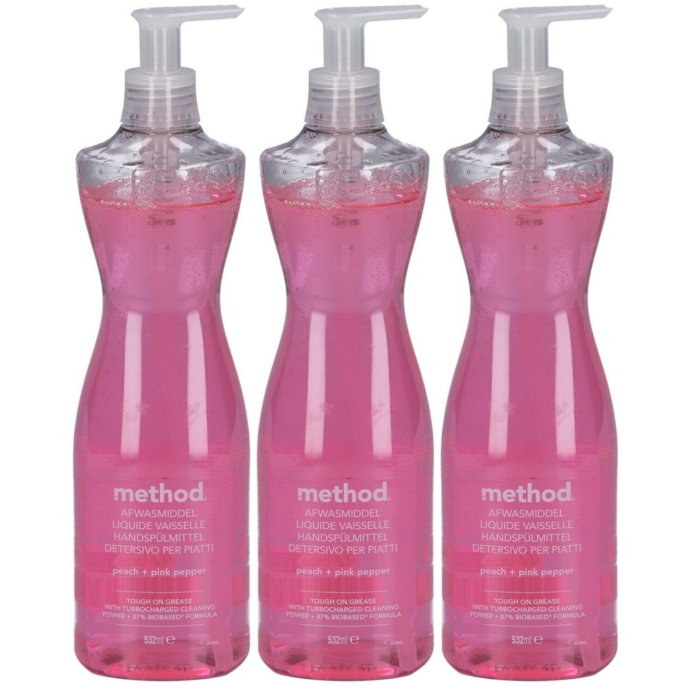 Drei rosa Flüssigseifenflaschen mit Pumpaufsatz. Auf jeder Flasche steht "method" und "Peach + Pink Pepper".