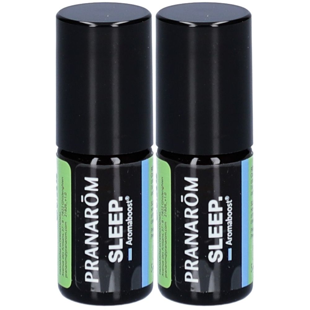 Zwei Roll-On-Flaschen mit schwarzem Deckel. Aufschrift: Pranarôm Sleep Aromaboost. Grün-blaue Etiketten.