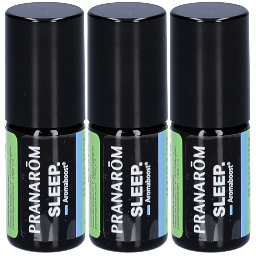 Drei kleine Flaschen mit schwarzen Kappen. Auf den Etiketten steht "PRANARÔM SLEEP. Aromaboost". Grün-blaue Farbgebung.