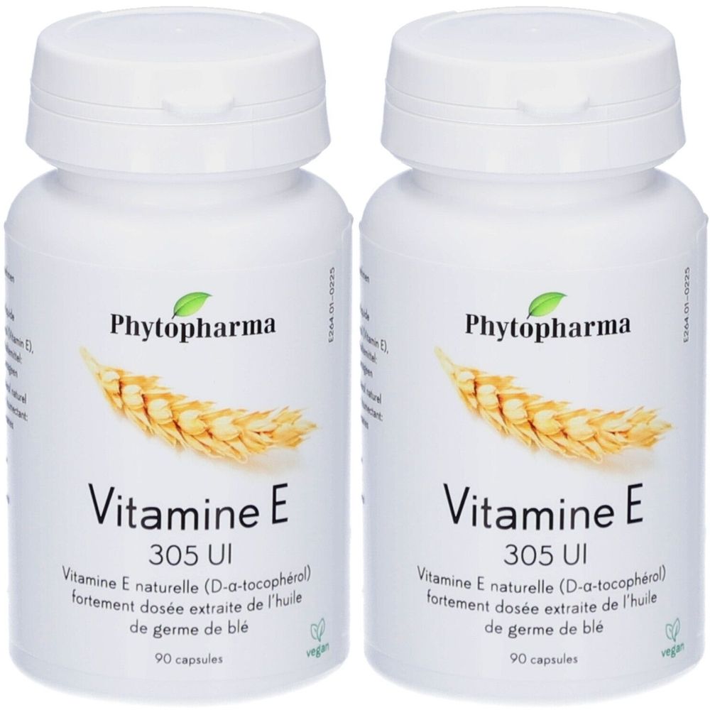 Deux flacons blancs de Phytopharma Vitamine E. Inscription : Vitamine E 305 UI, 90 capsules. Illustration d'épis de blé.