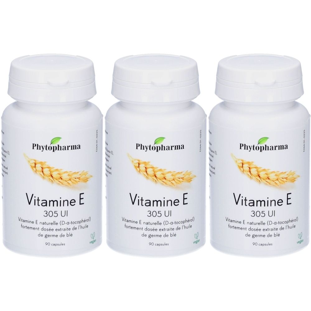 Trois flacons blancs de vitamine E. Chaque flacon porte les inscriptions «Phytopharma», «Vitamine E 305 UI» et «90 capsules».