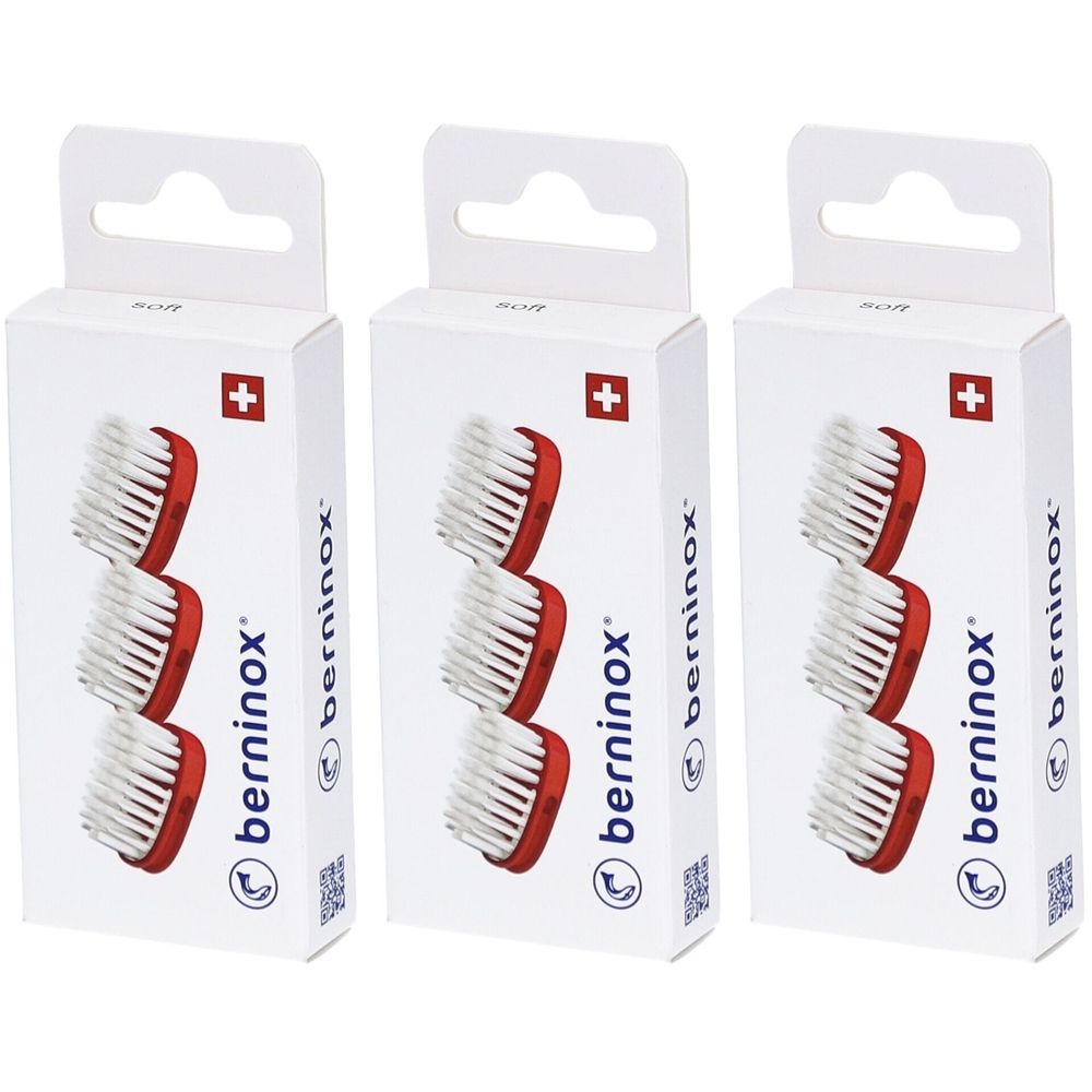 Drei Verpackungen mit Ersatz-Bürstenköpfen. Jede Packung zeigt drei Bürstenköpfe mit rotem Halter und weißen Borsten. Schweizer Kreuz.
