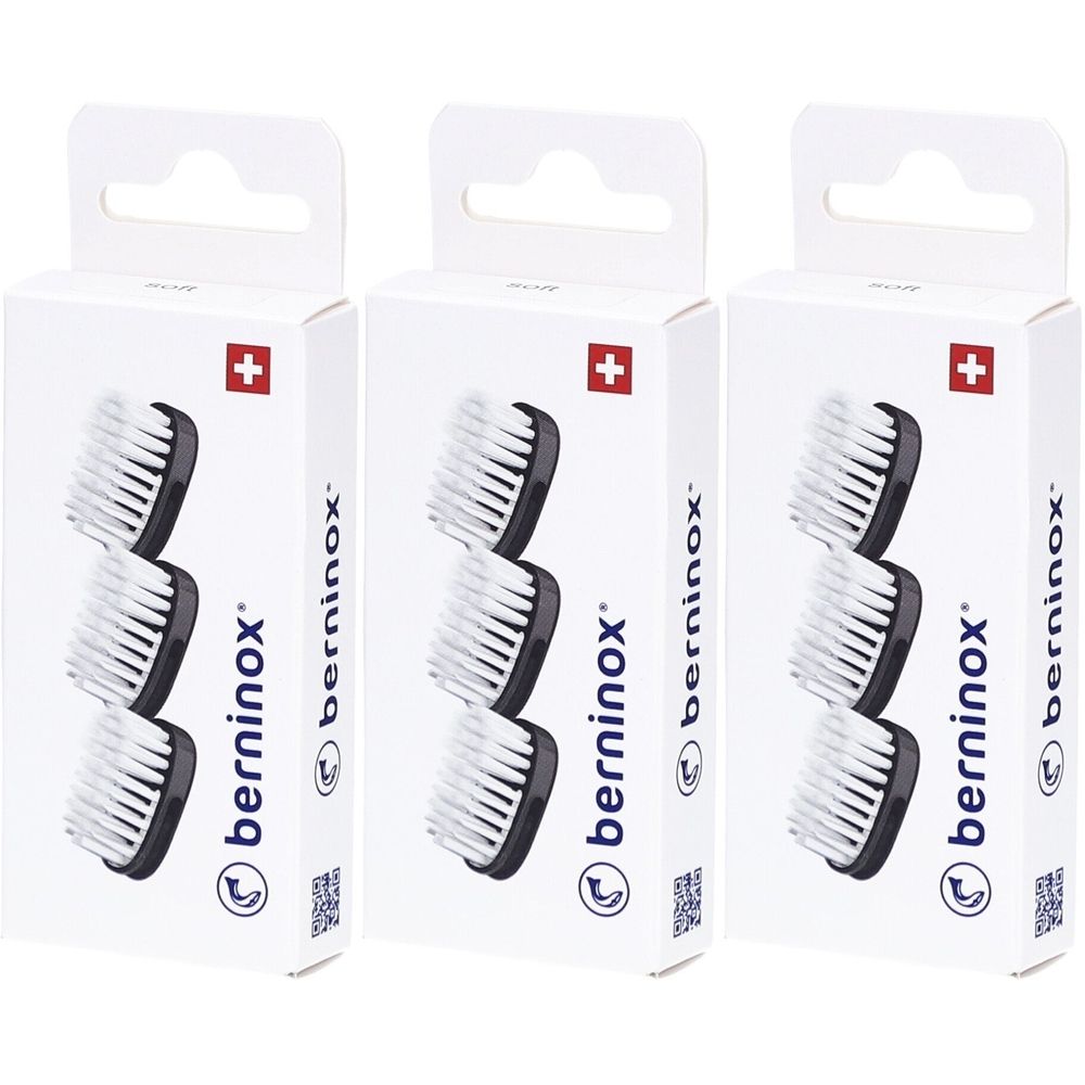 Drei Packungen mit Ersatz-Bürstenköpfen. Jede Packung zeigt drei Bürstenköpfe mit weißen Borsten und schwarzem Rahmen. Schweizer Kreuz.