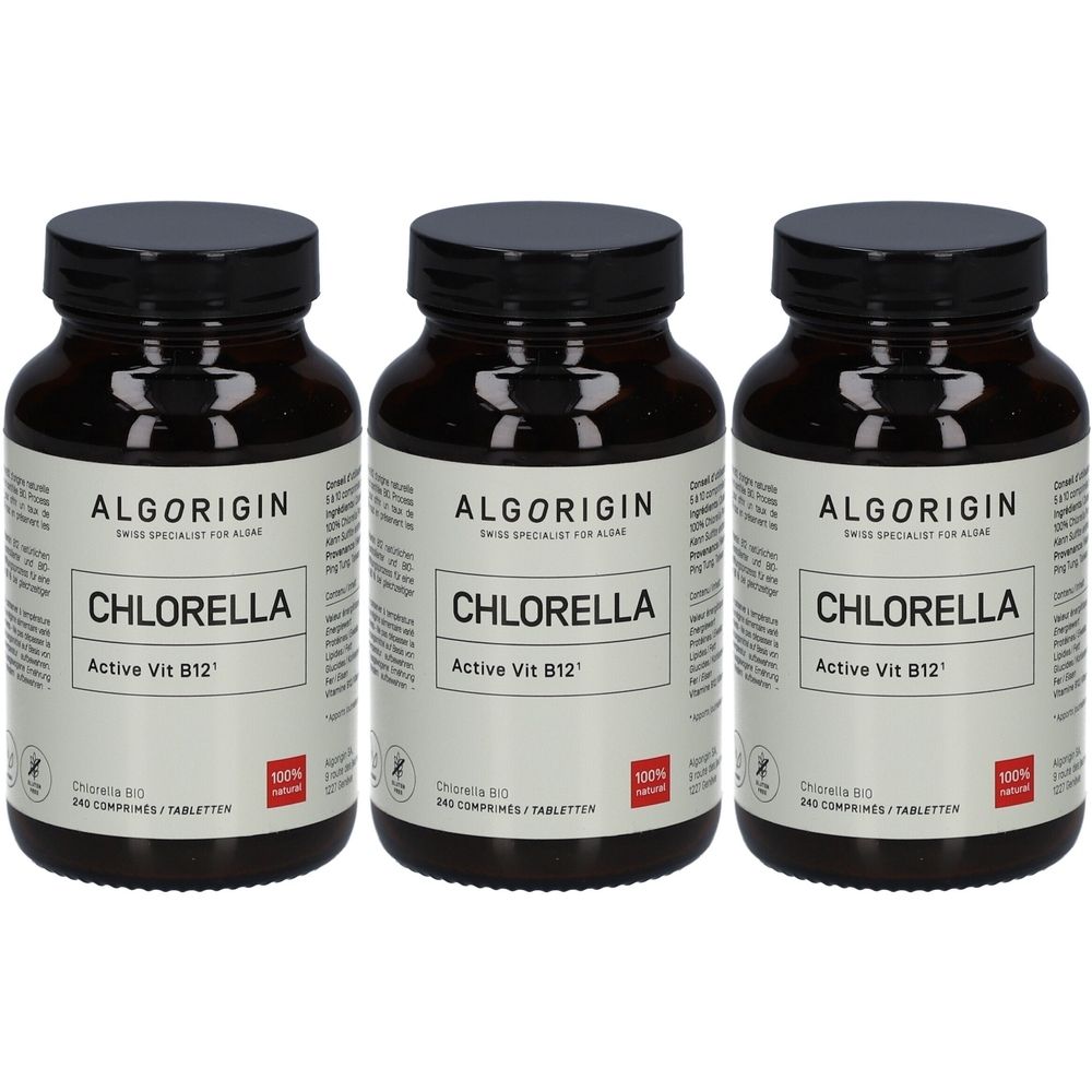 Trois flacons en verre brun avec des couvercles noirs. Étiquettes : "Algorigin Chlorella Active Vit B12".