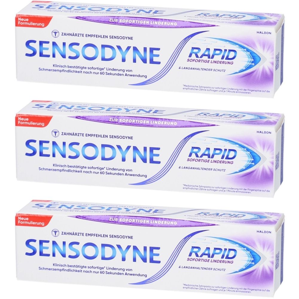Drei Tuben Sensodyne Rapid Zahnpasta. Weiße Verpackung mit blau-lila Akzenten. Schriftzug: Sensodyne, Rapid, Sofortige Linderung.
