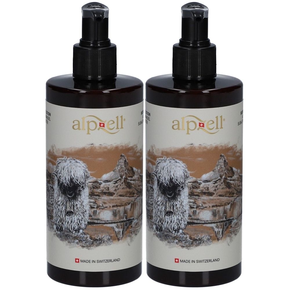 Deux flacons de lotion pour le corps Alpzell. Flacons bruns avec pompe noire. Étiquette avec logo, motif de montagne et texte. Fabriqué en Suisse.