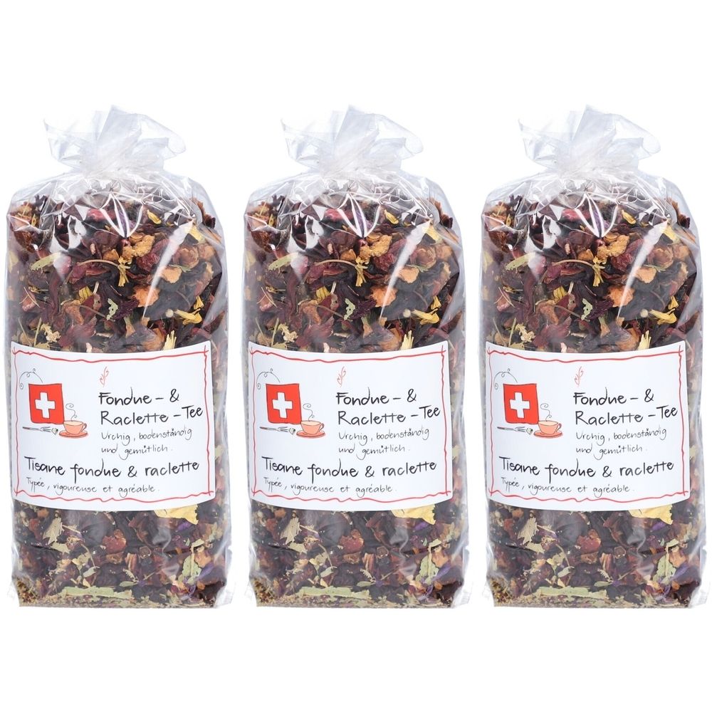 Trois sachets de thé remplis d'un mélange d'herbes. Chaque sachet porte une étiquette avec une croix suisse et le texte : Fondue- & Raclette-Tee.