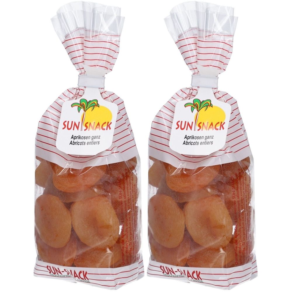Zwei Beutel getrockneter Aprikosen. Klarsichtverpackung mit rotem Streifenmuster. Aufdruck: SUN SNACK, Aprikosen ganz, Abricots entiers.