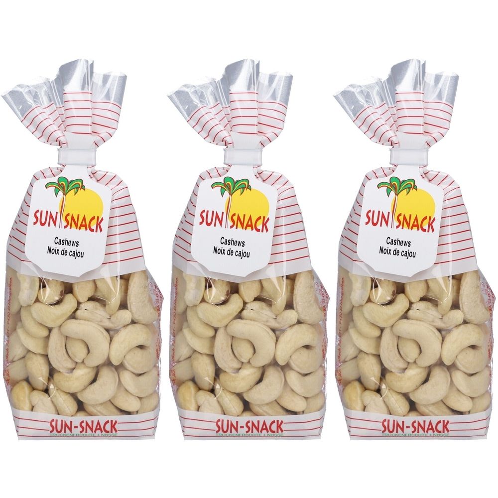 Trois sachets de noix de cajou. Sachets transparents à rayures rouges. Inscription : SUN SNACK, Cashews, Noix de cajou. Noix de cajou visibles.