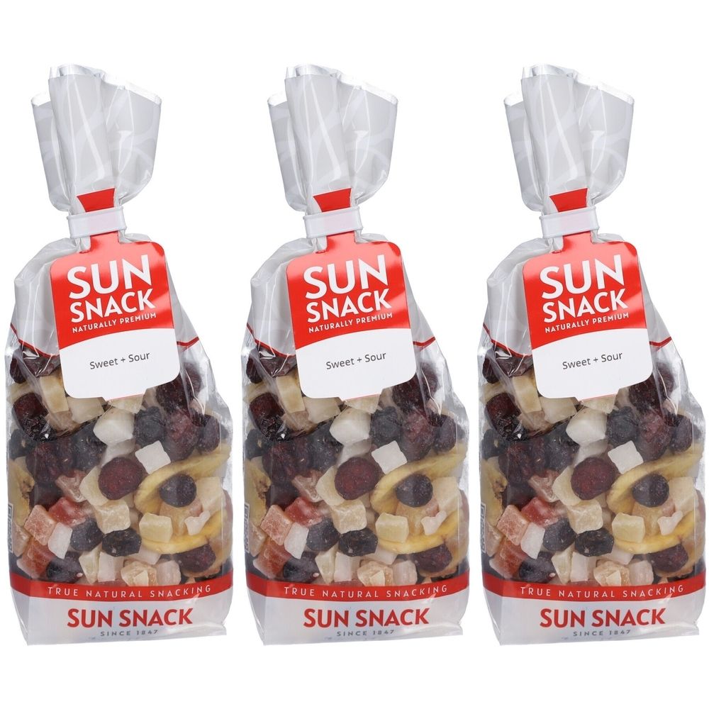 Trois sachets de SUN SNACK mélange sucré-salé. Sacs transparents avec étiquette rouge. Inscription : SUN SNACK, Sweet + Sour, True Natural Snacking.