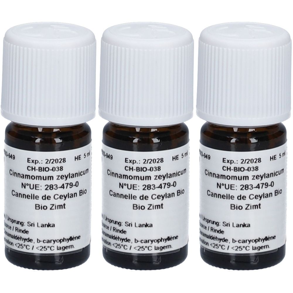 Trois petites bouteilles en verre brun avec des bouchons blancs. Les étiquettes indiquent "Cinnamomum zeylanicum" et "Bio Zimt".