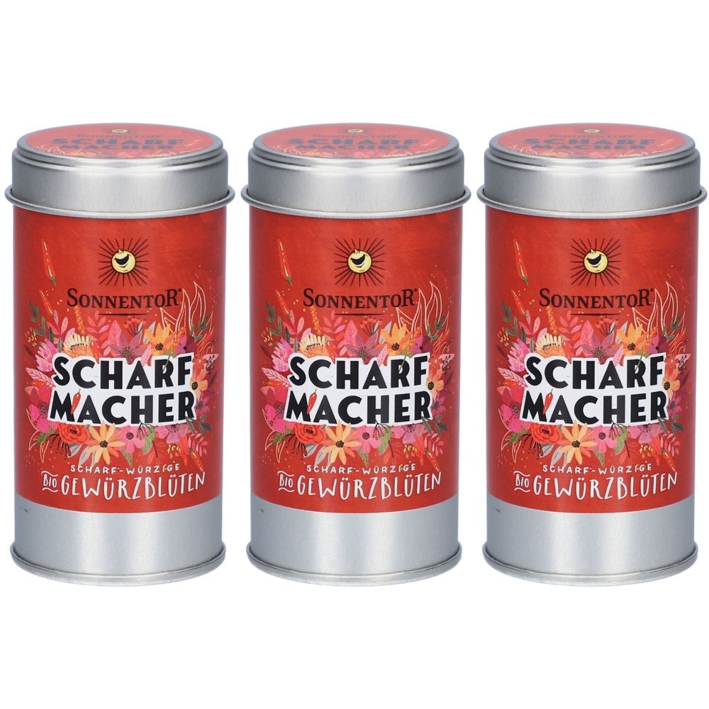 Drei Dosen SONNENTOR Scharfmacher Bio Gewürzmischung. Rote Dosen mit silbernen Deckeln. Aufschrift: Scharfmacher, Gewürzblüten.