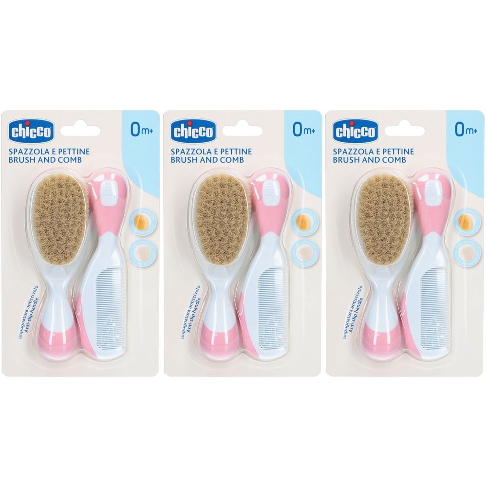 Trois ensembles brosse et peigne pour bébé. Chaque ensemble comprend une brosse à poils bruns clairs et un peigne. Emballage avec la marque 'chicco'.