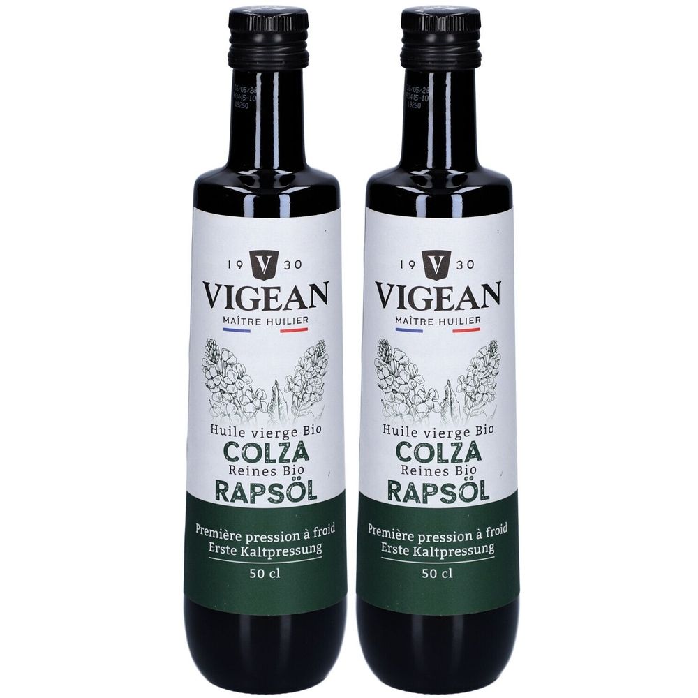 Zwei Flaschen Vigean Bio Rapsöl. Schwarze Flaschen mit weißem Etikett. Aufschrift: COLZA, Rapsöl, 50 cl.
