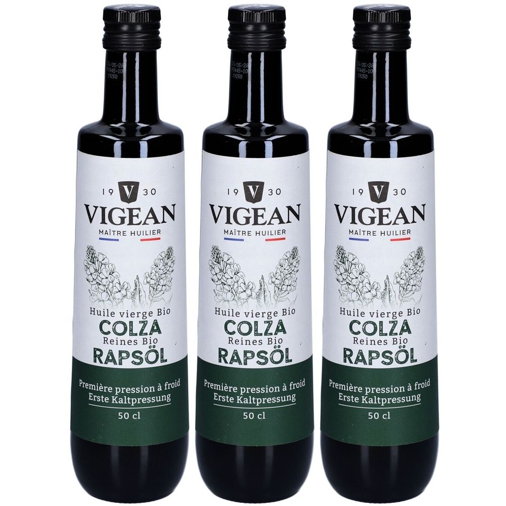 Drei Flaschen Vigean Bio Rapsöl. Schwarze Flaschen mit weißem Etikett. Aufschrift: COLZA, Rapsöl, 50 cl.