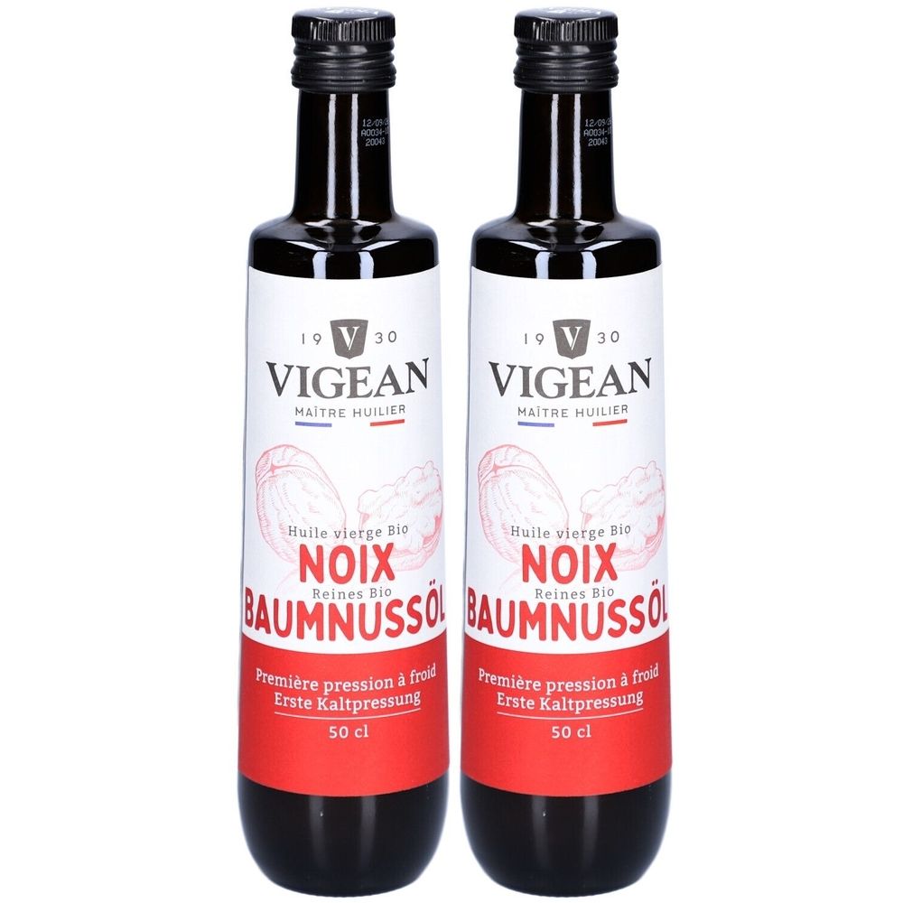Deux bouteilles d'huile de noix Vigean Bio. Étiquettes blanches avec bande rouge, bouchons noirs. Inscription: NOIX, Baumussöl, 50 cl.