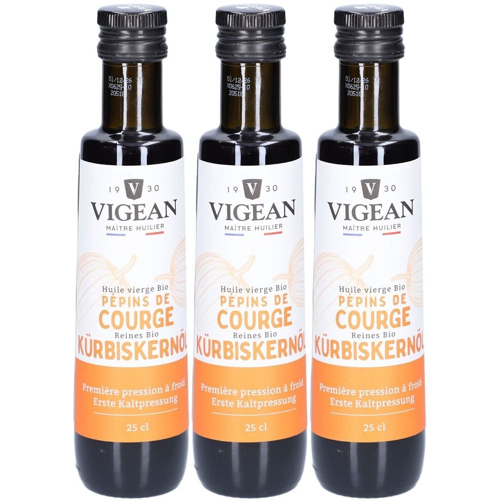 Trois bouteilles d'huile de graines de courge. Bouteilles en verre brun avec bouchon noir et étiquette blanche. Inscription : Vigean, huile de courge, 25 cl.