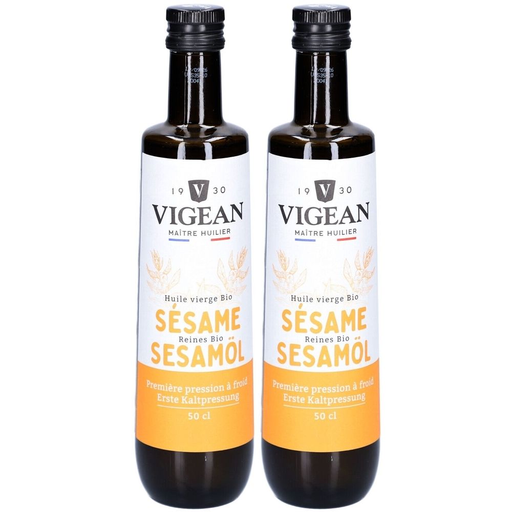 Zwei Glasflaschen mit Sesamöl. Aufschrift: Vigean, Sesamöl, erste Kaltpressung. Schwarzer Deckel, weißes Etikett mit gelbem Streifen.