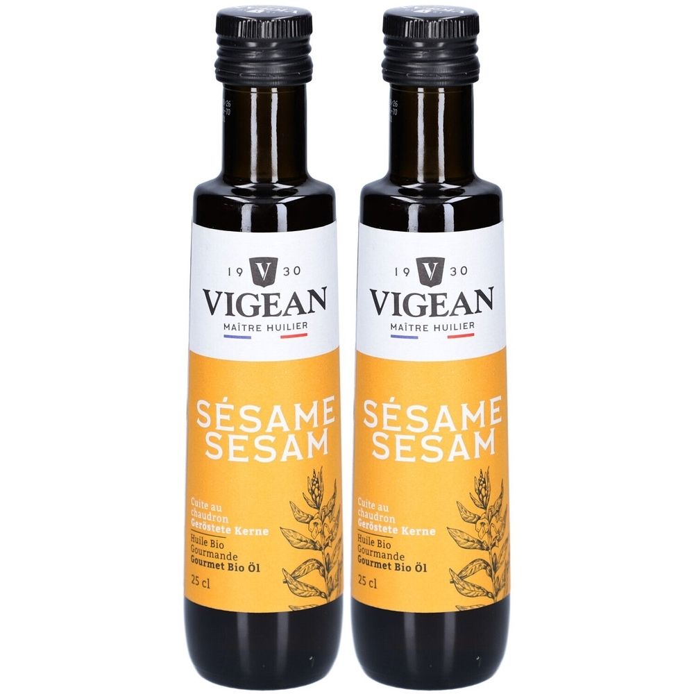 Deux bouteilles d'huile de sésame. Inscription : VIGEAN, SÉSAME SESAM. Bouchon noir, étiquettes jaune et blanc, huile brune.