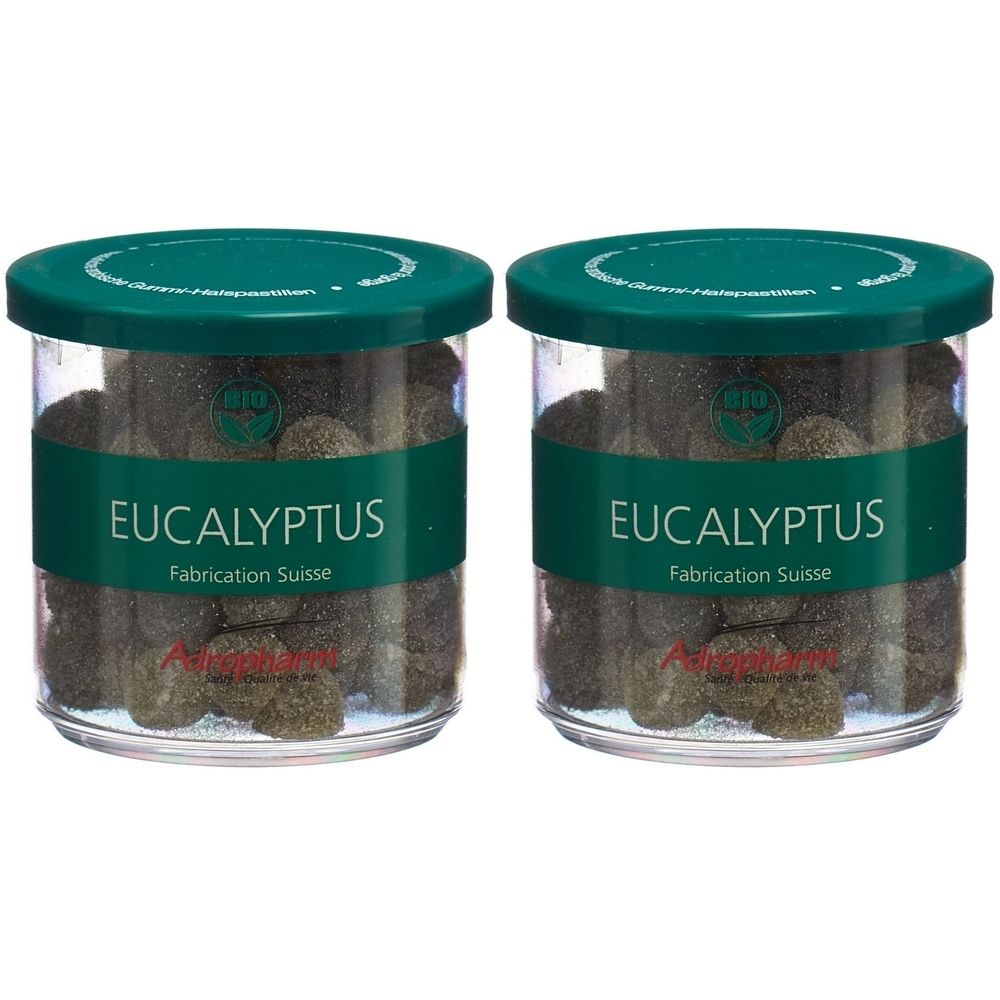 Zwei Gläser mit grünen Deckeln und Etiketten. Aufschrift: EUCALYPTUS, Fabrication Suisse. Inhalt: Pastillen.