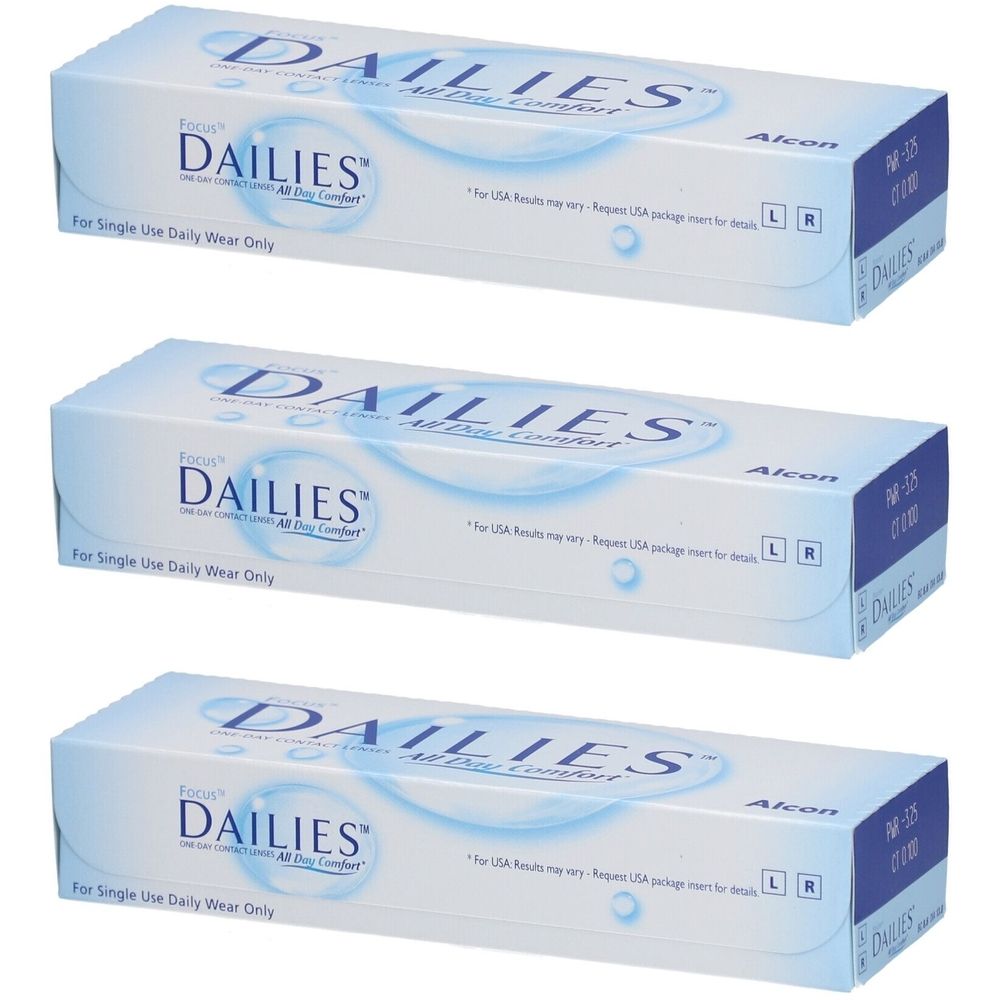 Trois boîtes de lentilles de contact FOCUS DAILIES All Day Comfort. Emballage bleu et blanc avec nom du produit et logo Alcon.