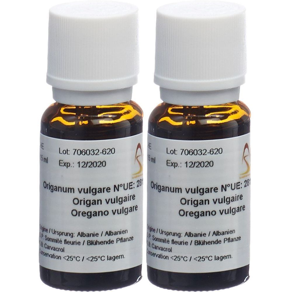 Deux flacons en verre brun avec bouchons blancs. Étiquettes avec texte : Origanum vulgare, Exp. 12/2020. Origine : Albanie.