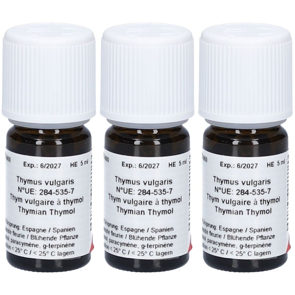 Trois petites bouteilles en verre brun avec des bouchons blancs. Étiquettes avec "Thymus vulgaris" et autres informations.