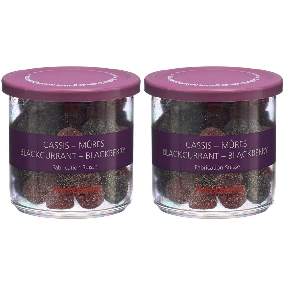 Zwei Gläser mit Pastillen. Auf den Etiketten steht: CASSIS - MÛRES BLACKCURRANT - BLACKBERRY. Deckel und Etiketten sind lila.