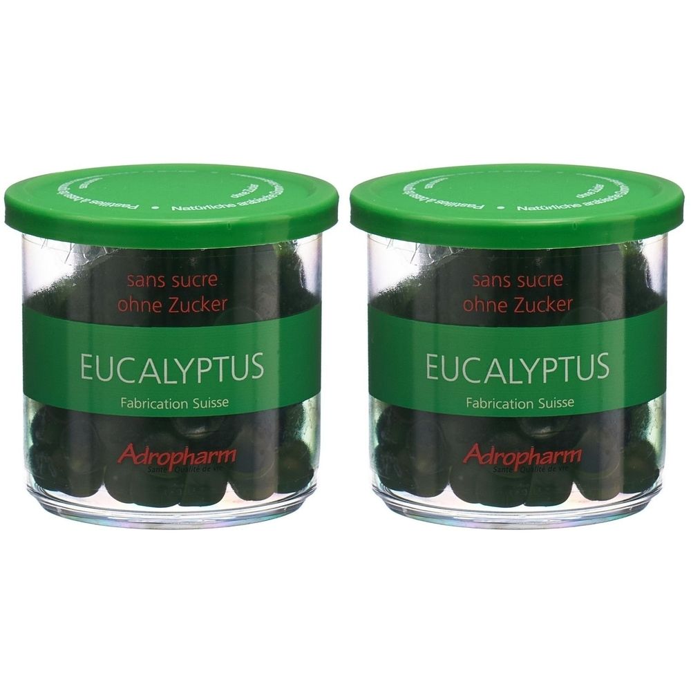Zwei Gläser mit grünen Deckeln. Auf den Etiketten steht "EUCALYPTUS", "sans sucre/ohne Zucker" und "Adropharm".