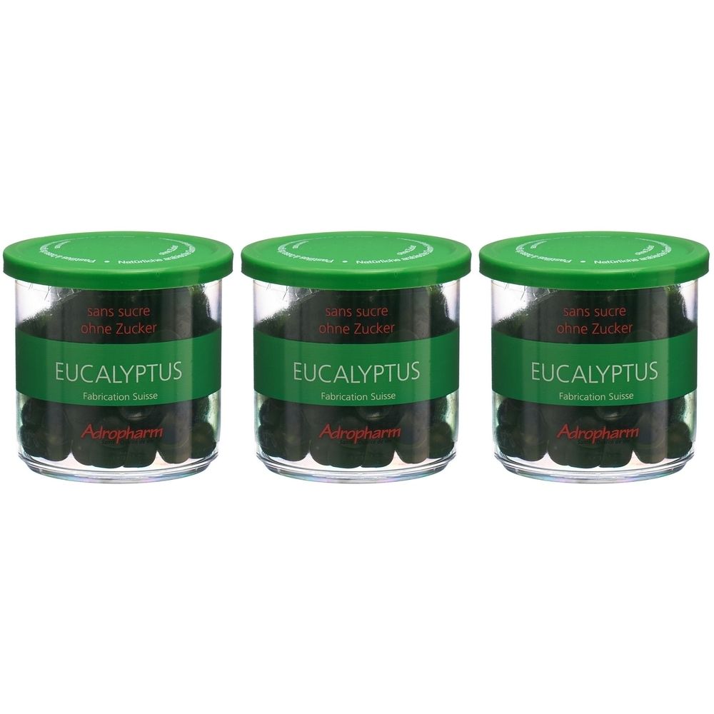 Drei Gläser mit grünen Deckeln, gefüllt mit dunklen Pastillen. Auf den Etiketten steht "EUCALYPTUS" und "sans sucre".