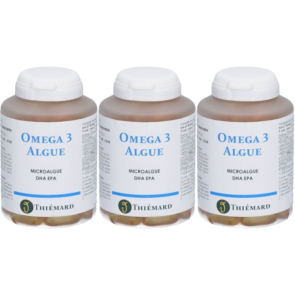 Trois flacons bruns avec des couvercles blancs. Chaque flacon porte l'inscription "Omega 3 Algue" et "Microalgue DHA EPA". Le logo THIÉMARD est visible.