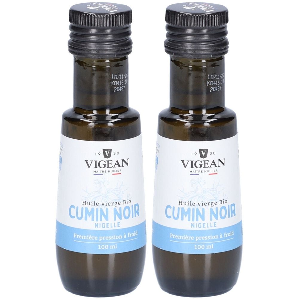 Zwei Flaschen VIGEAN Bio Schwarzkümmelöl. Dunkles Glas, schwarzer Deckel, weißes Etikett mit blauer Schrift. Aufschrift: Cumin Noir.