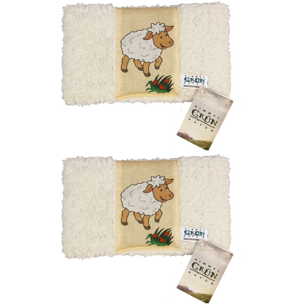 Zwei rechteckige Kissen mit Schafmotiv und Anhänger. Kissen mit cremefarbenem, flauschigem Rand und Schaf-Illustration.