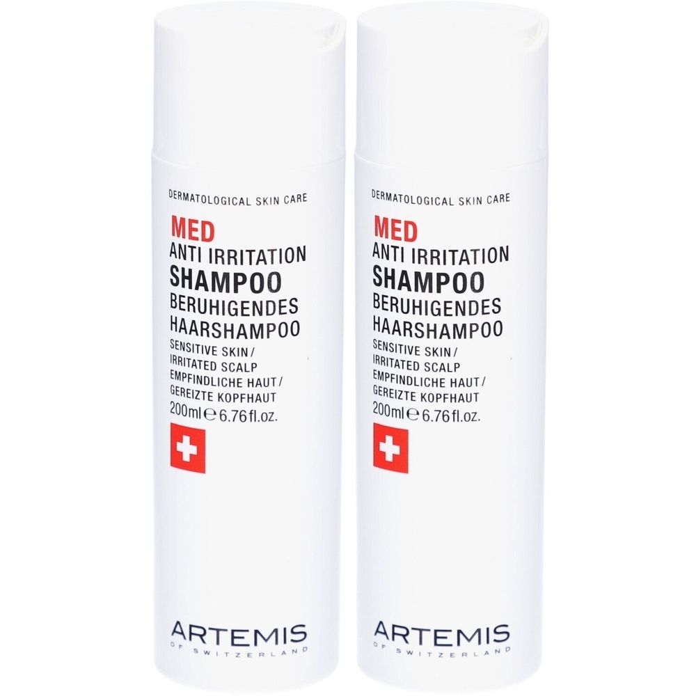 Deux flacons blancs de shampooing. Inscription: Med Anti Irritation Shampoo, shampooing apaisant. Marque: Artemis of Switzerland. Avec croix rouge.