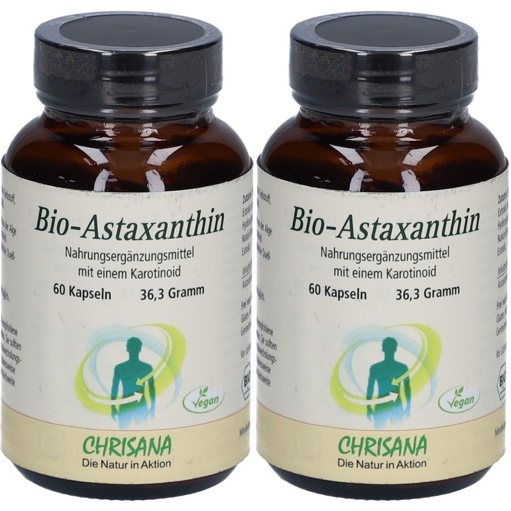 Zwei braune Glasflaschen mit schwarzen Deckeln. Auf den Etiketten steht "Bio-Astaxanthin", "60 Kapseln", und "CHRISANA". Vegan-Siegel.