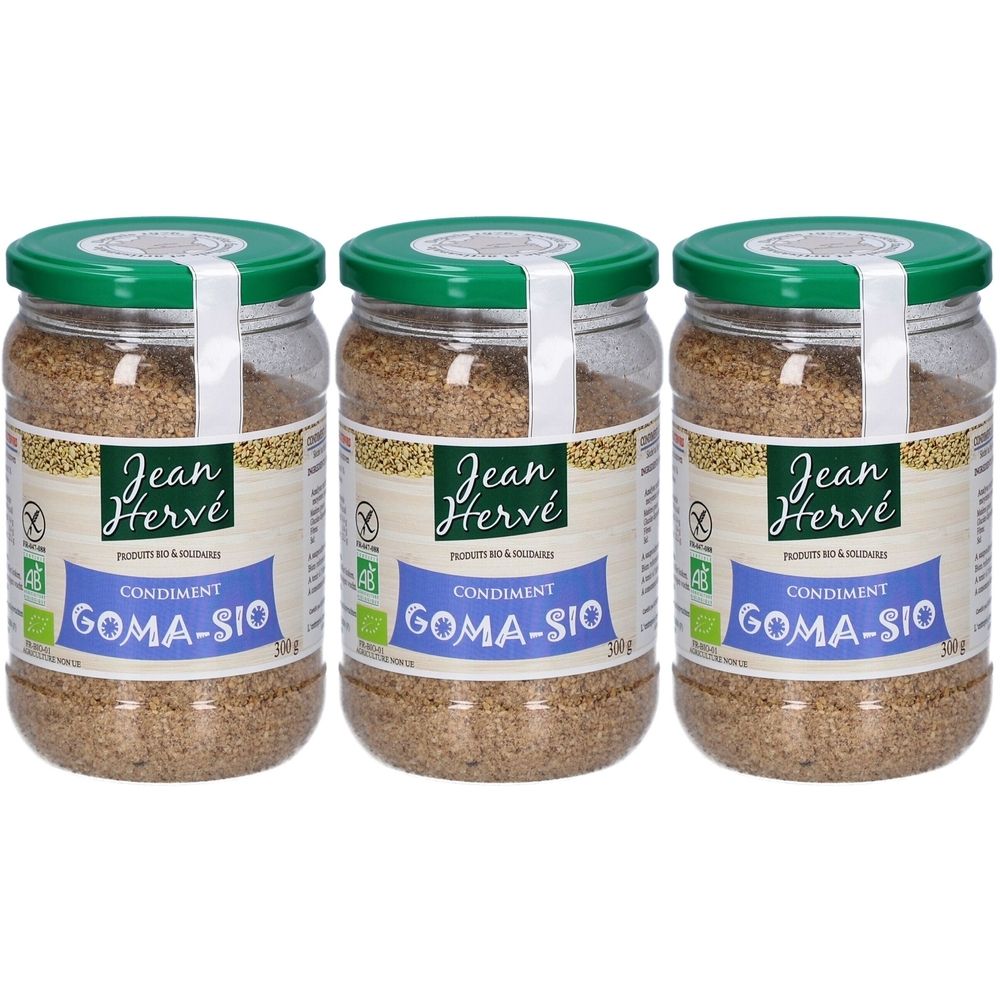 Drei Gläser Gomasio von Jean Hervé. Glasbehälter mit grünem Deckel und Etikett. Aufschrift: GOMA-SIO.